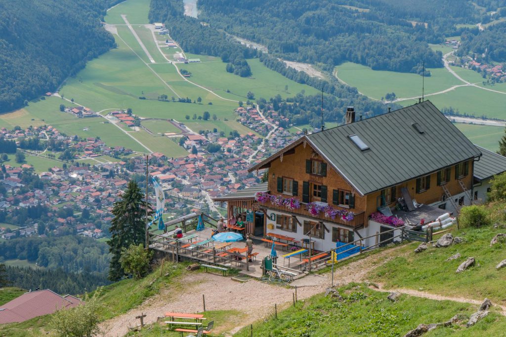 Blick über das Hochgernhaus nach Unterwössen hinunter 