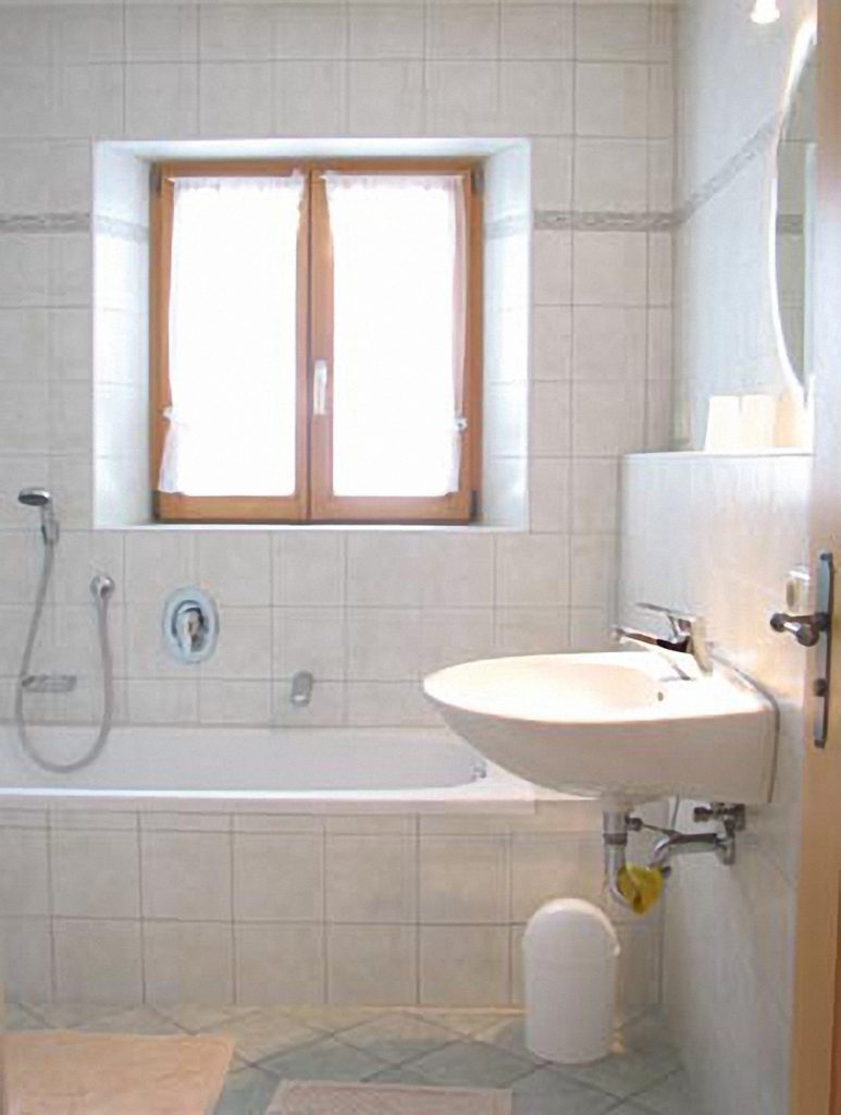 Das Bad mit Wanne und Dusche in der Ferienwohnung Steiner am Wössner See