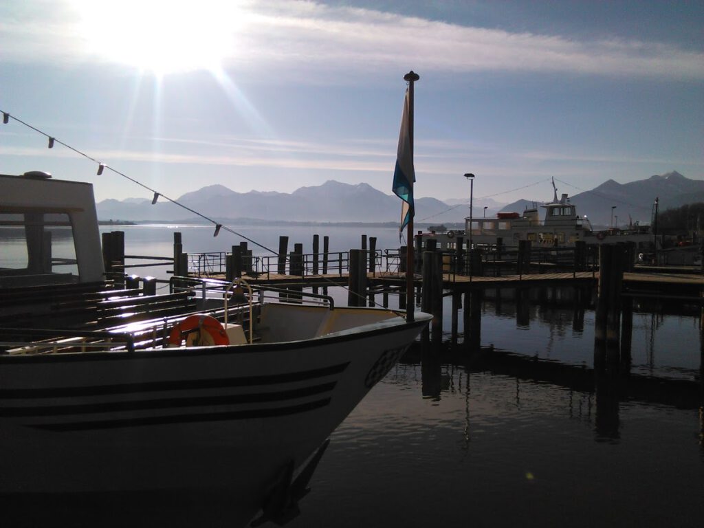 Schiff der Chiemsee-Schifffahrt im Hafen