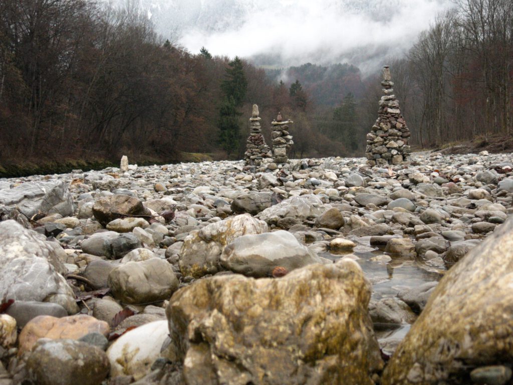 Steinmandl im Flussbett der Tiroler Ache